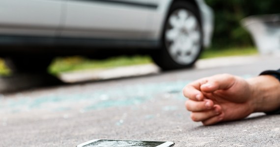 17-latek zginął w Wardomach na trasie Bartoszyce-Kętrzyn potrącony przez samochód. Ze wstępnych ustaleń wynika, że 48-letni kierowca busa w trakcie wyprzedzania samochodu osobowego nie zauważył trójki nastolatków, uderzając w jednego z nich. Policja szuka kierowcy wyprzedzanego auta.