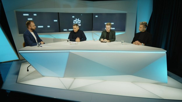 "Do jednej bramki" NA ŻYWO w każdy poniedziałek o godz. 12.00 w Interii oraz  Polsat BOX Go .
W tekście zawarto link serwisu partnerskiego
