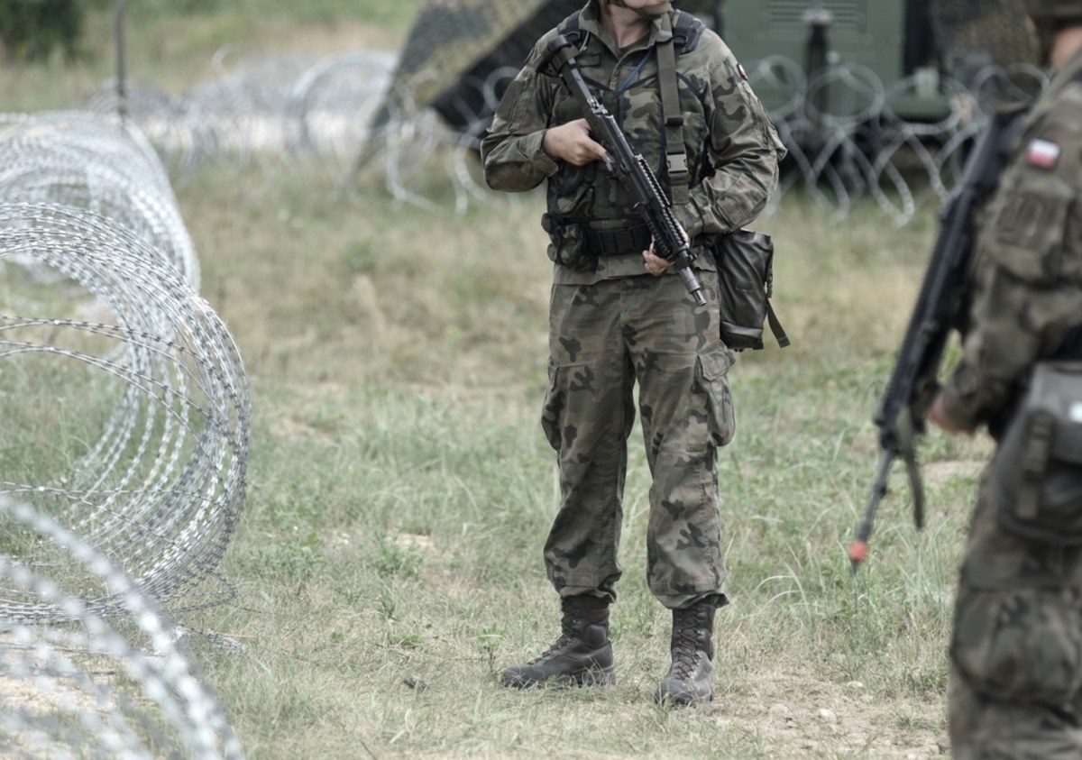 "Do tego zdarzenia nie doszło w zamierzony przez żołnierza sposób, a wskutek nieszczęśliwego wypadku, polegającego na tym, że żołnierz się potknął" - powiedział rzecznik oddziału Żandarmerii Wojskowej (ŻW) w Lublinie kpt. Iwo Sawa o piątkowym zdarzeniu przy granicy z Białorusią. Wypowiedź rzecznika to efekt dotychczasowych ustaleń ŻW.