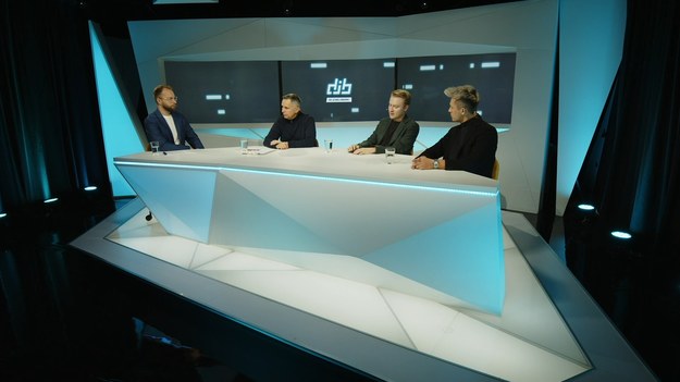 "Do jednej bramki" NA ŻYWO w każdy poniedziałek o godz. 12.00 w Interii oraz  Polsat BOX Go .
W tekście zawarto link serwisu partnerskiego
