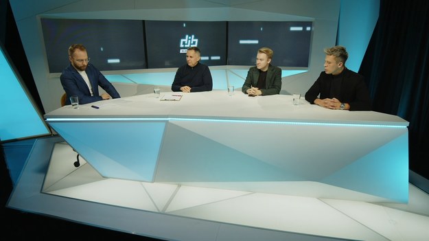 "Do jednej bramki" NA ŻYWO w każdy poniedziałek o godz. 12.00 w Interii oraz  Polsat BOX Go .
W tekście zawarto link serwisu partnerskiego
