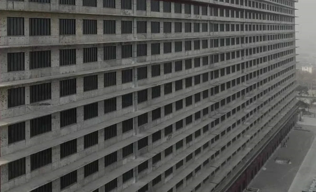 26-piętrowy budynek, położony niecałe 100 kilometrów od miasta Wuhan w Chinach, został wybudowany jako ferma świń, a kolejne są w budowie. Ekskluzywne zdjęcia i filmy pokazali w niedzielę wieczorem dziennikarze programu telewizyjnego "Report", wyemitowanego na antenie włoskiej telewizji Rai3. To bomba ekologiczna - alarmują eksperci.