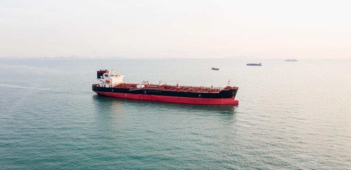 Analitycy twierdzą, że ponad połowa eksportowanej przez Rosję ropy naftowej transportowana jest tankowcami nieposiadającymi zachodnich ubezpieczeń, co umożliwiło Moskwie zwiększenie przychodów ze sprzedaży surowca. Stany Zjednoczone chcą z tym walczyć, dlatego Waszyngton szuka sposobów na utrudnienie funkcjonowania rosyjskiej floty cieni - pisze "Wall Street Journal".