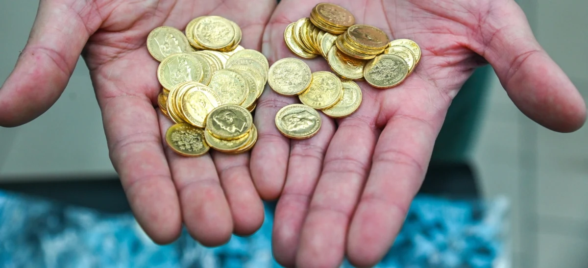 "Dzisiejszy dzień przejdzie do historii" - tak o znalezieniu 70 złotych monet ukrytych w lesie koło Szczecina napisało Stowarzyszenie Szczecińska Grupa Eksploracyjna. Jego członkowie wydobyli z ziemi złote dolary i ruble.