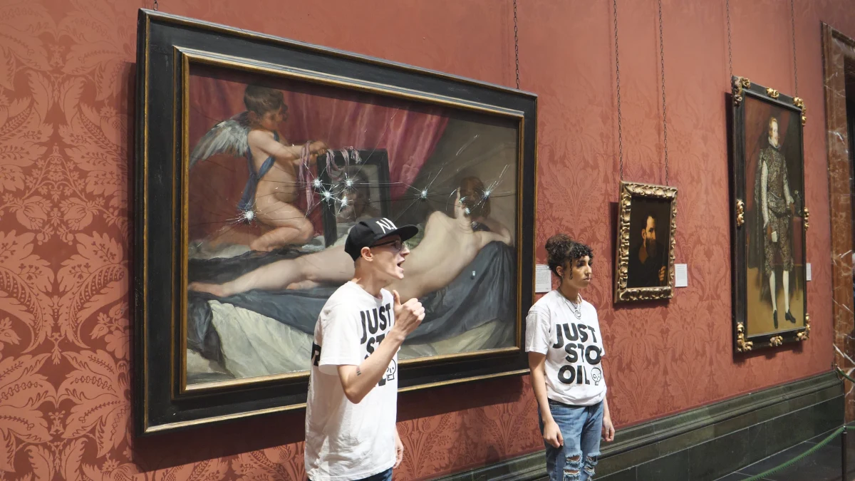 Dwoje aktywistów organizacji Just Stop Oil, deklarującej walkę ze zmianami klimatu, młotkami rozbiło szybę chroniącą wystawiany w Galerii Narodowej w Londynie obraz Diega Velázqueza "Wenus z lustrem". Oboje zostali aresztowani.