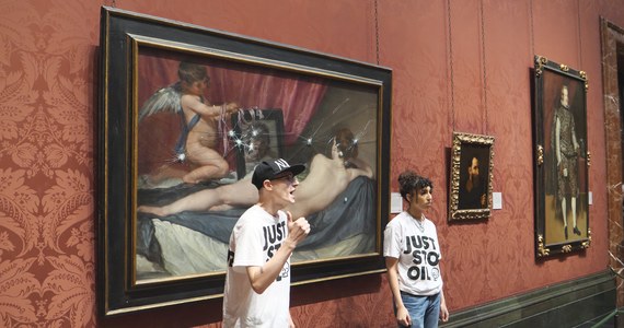 Dwoje aktywistów organizacji Just Stop Oil, deklarującej walkę ze zmianami klimatu, młotkami rozbiło szybę chroniącą wystawiany w Galerii Narodowej w Londynie obraz Diega Velázqueza "Wenus z lustrem". Oboje zostali aresztowani.