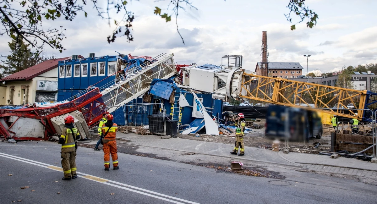 Jedna osoba zginęła, a trzy zostały ranne w wyniku wypadku, do którego doszło na placu budowy przy ul. Dembowskiego w Wieliczce. Przewrócił się tam dźwig. Informację o tym wypadku dostaliśmy na Gorącą Linię RMF FM.