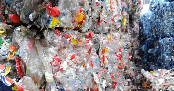 Polskę zalewa rosyjski plastik - skarży się branża recyklingowa. Alarmuje, że ta konkurencja importu tanich tworzyw uderza w opłacalność przetwarzania odpadów w naszym kraju. 