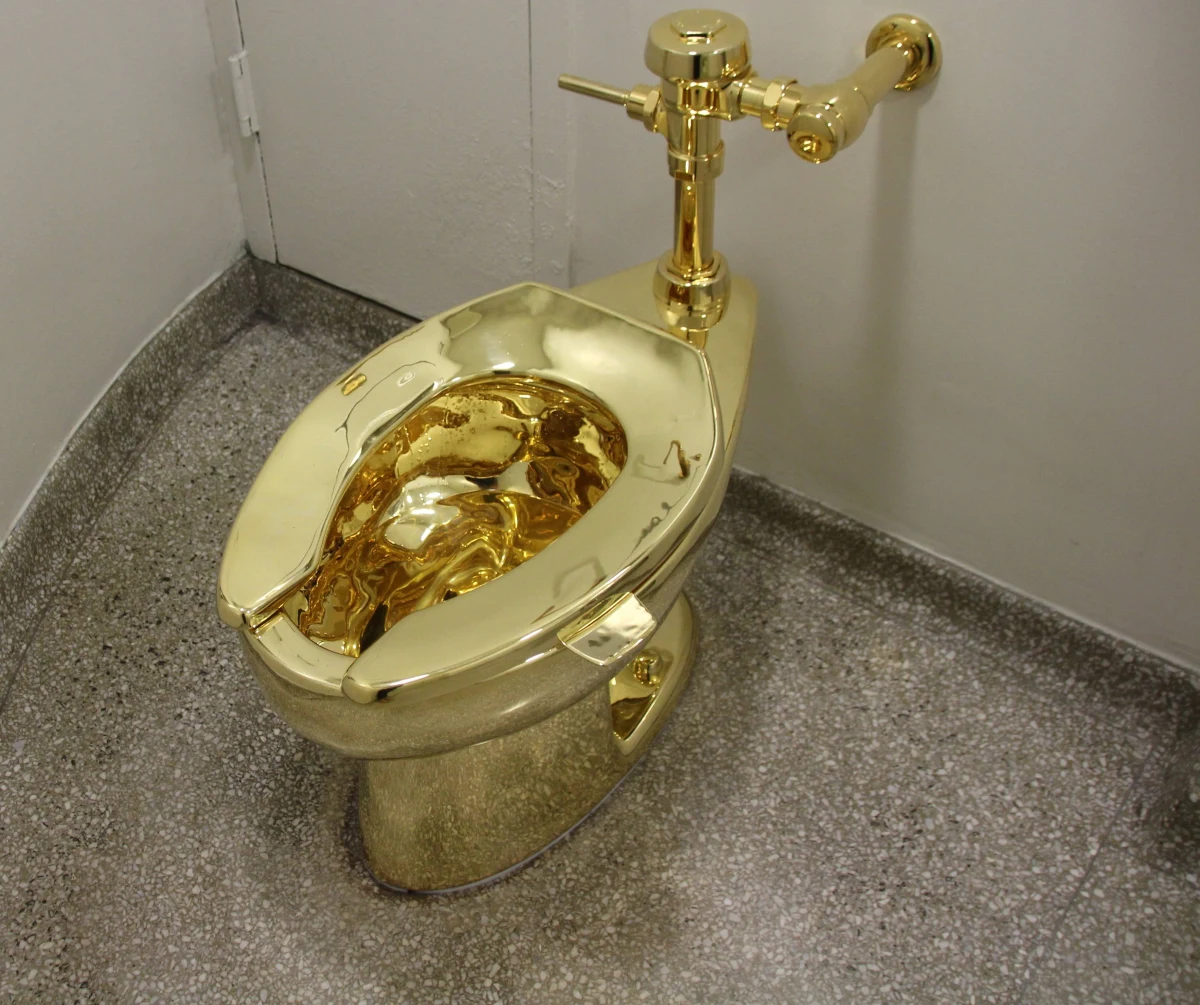 Cztery osoby zostały w poniedziałek oskarżone o kradzież przed ponad czterema laty wykonanego ze złota sedesu o szacunkowej wartości 4,8 mln funtów, który jako instalacja artystyczna został zamontowany w Pałacu Blenheim na południu Anglii, w miejscu urodzin premiera Winstona Churchilla.