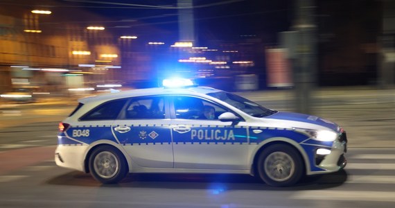 Policyjny pościg w Szczecinie. Kierowca samochodu osobowego próbował policjantom uciec i przyspieszył, uderzając w trzech funkcjonariuszy. Ci z obrażeniami trafili do szpitala.