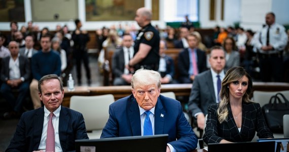 Donald Trump zeznawał w sądzie w Nowym Jorku w procesie dotyczącym pozwu o zawyżanie wartości swoich aktywów. Podczas chaotycznego wystąpienia były prezydent wielokrotnie ścierał się z prowadzącym sprawę sędzią i skarżył się na "niesprawiedliwość" procesu.