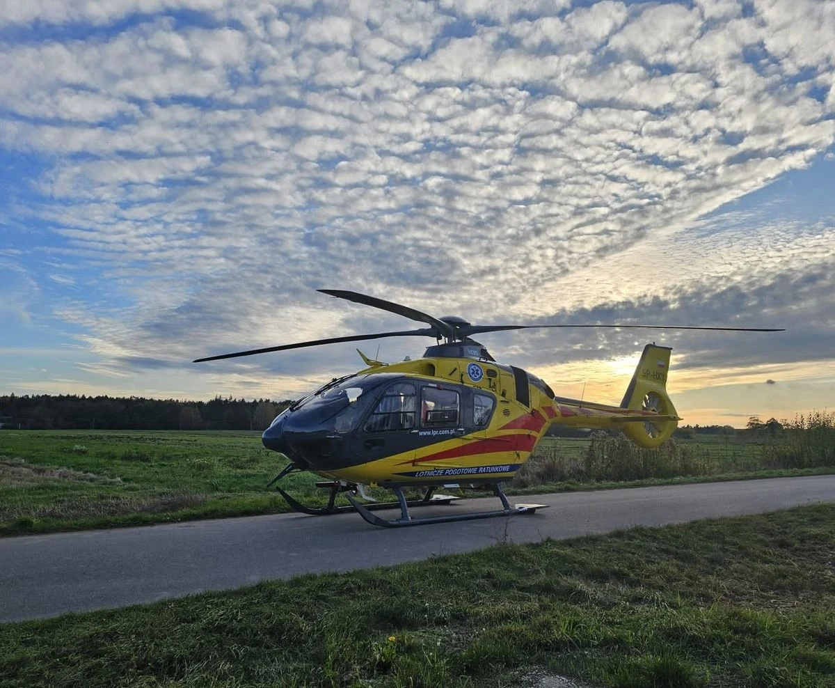 60-latek z gminy Baranów ( Lubelskie) trafił do szpitala po tym, jak został zaatakowany przez byka, który zerwał się z uwięzi. Do wypadku doszło na terenie gospodarstwa, gdzie mężczyzna wykonywał codzienne prace porządkowe przy zwierzętach. Na miejsce zadysponowano śmigłowiec LPR. 