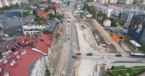 Od środy, 8 listopada zmieni się organizacja ruchu na ul. Dobrego Pasterza, na odcinku od ul. Szklanej do al. 29 Listopada. W tym czasie ruch pojazdów będzie możliwy tylko w kierunku wylotówki na Warszawę. Swoje trasy zmienią linie autobusowe nr 105, 132, 139, 199, 405 i 610.