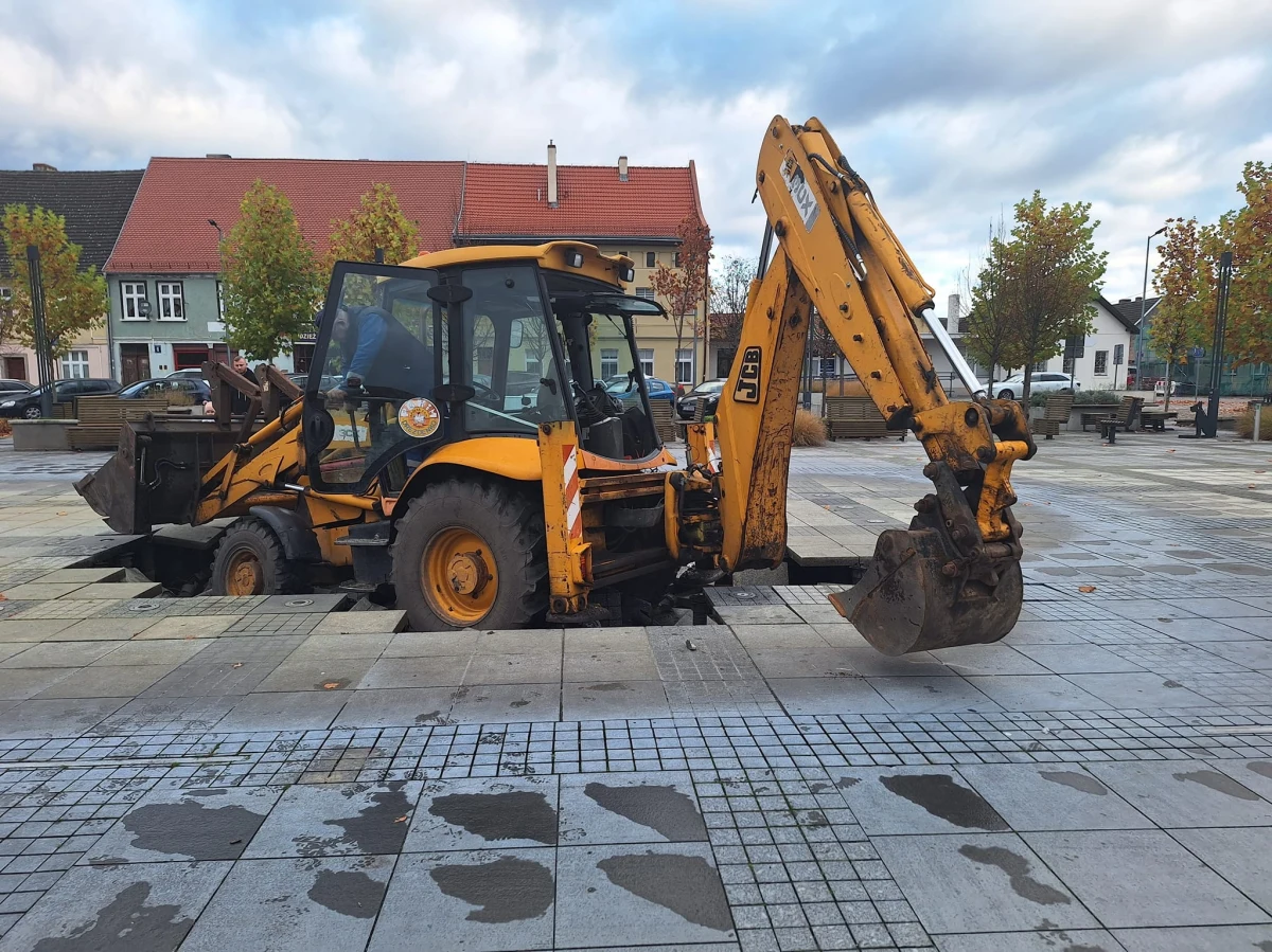 Dla wielu osób poniedziałki nie są łatwe, ale dla operatora koparki pracującego w Drezdenku wczorajszy dzień okazał się wyjątkowo trudny. Mężczyzna chciał sobie skrócić drogę przez rynek i wjechał na fontannę. Pod ciężarem pojazdu granitowe płyty pękły, a koła koparki się zapadły. 