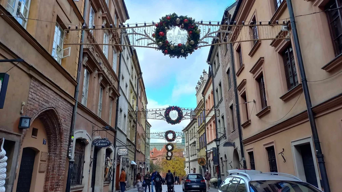 Mimo, że w kalendarzu dopiero początek listopada, to w Warszawie już widać pierwsze bożonarodzeniowe ozdoby. Jak przekonują drogowcy, montaż iluminacji w tym czasie to już tradycja.