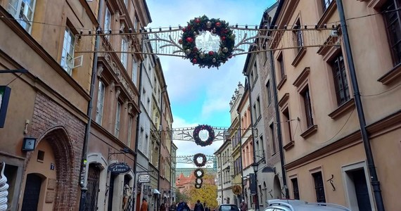 Mimo, że w kalendarzu dopiero początek listopada, to w Warszawie już widać pierwsze bożonarodzeniowe ozdoby. Jak przekonują drogowcy, montaż iluminacji w tym czasie to już tradycja.