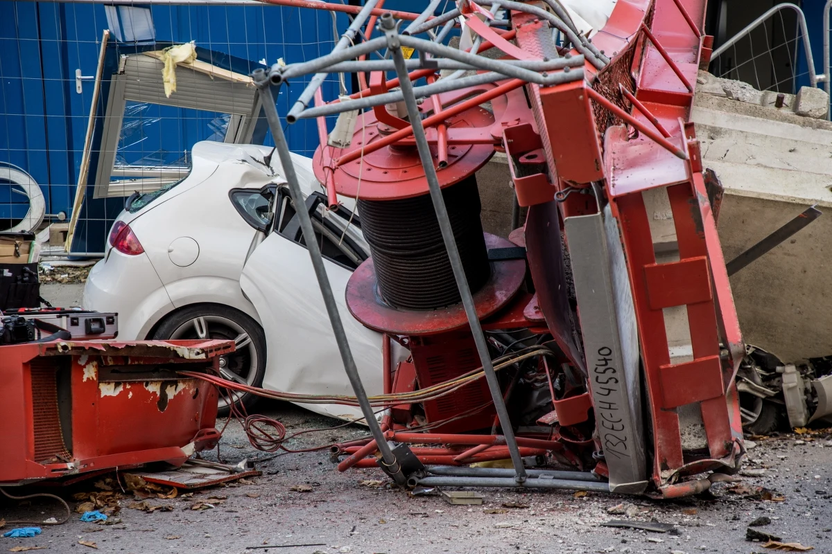 Jedna osoba została zatrzymana po wczorajszej katastrofie budowlanej w Wieliczce. Na ulicę Dembowskiego przewrócił się żuraw budowlany. Zginęła jedna osoba, trzy zostały ranne. Ludzie uciekali w popłochu. Policja opublikowała film, na którym widać, jak dźwig upada, omal nie uderzając kobiety i dziecka w wózku.   