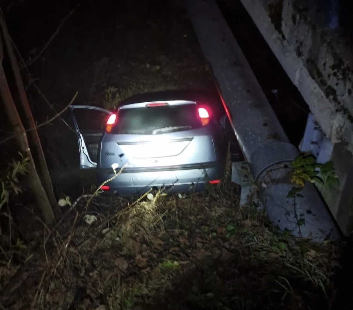 Sądeccy policjanci zatrzymali po pościgu pijanego kierowcę. 27-letni mieszkaniec Nowego Sącza nie zatrzymał się do kontroli drogowej, a swoją ucieczkę zakończył w rzece. 