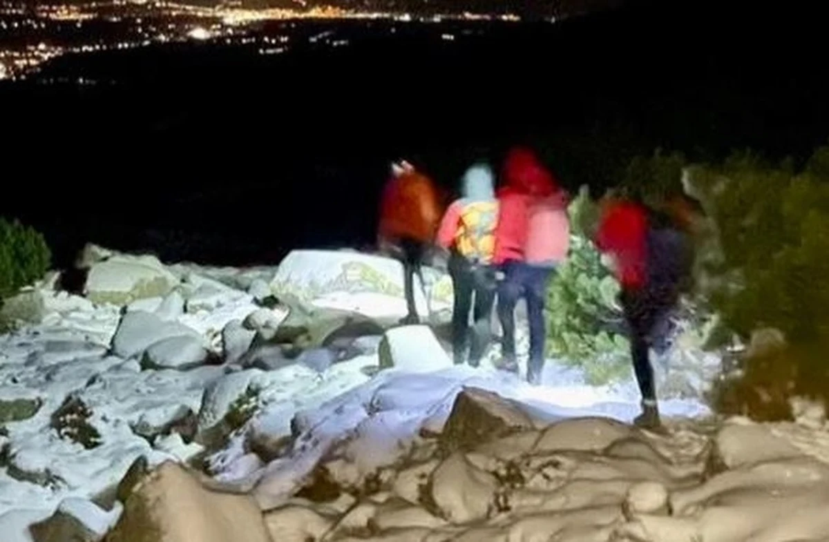 Ratownicy TOPR przez całą noc poszukiwali dwóch turystek, które partnerzy pozostawili w górach. Nie miały ani latarek, ani sprzętu do turystyki zimowej. Nie można się było także z nimi połączyć telefonicznie. Ratownicy znaleźli je dopiero po 3:00 w nocy pod Przełęczą Krzyżne. 