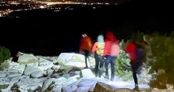 Ratownicy TOPR przez całą noc poszukiwali dwóch turystek, które partnerzy pozostawili w górach. Nie miały ani latarek, ani sprzętu do turystyki zimowej. Nie można się było także z nimi połączyć telefonicznie. Ratownicy znaleźli je dopiero po 3:00 w nocy pod Przełęczą Krzyżne. 