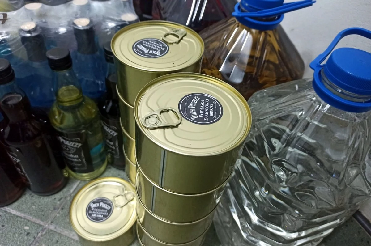 Alkohol w specjalnie przygotowanych puszkach, przypominających duże konserwy, odkryli funkcjonariusze KAS podczas przeszukania prywatnej posesji w gminie Bielsk Podlaski. Łącznie zabezpieczyli tam 80 litrów alkoholu, najprawdopodobniej wyprodukowanego nielegalnie w regionie.