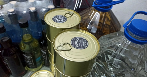 Alkohol w specjalnie przygotowanych puszkach, przypominających duże konserwy, odkryli funkcjonariusze KAS podczas przeszukania prywatnej posesji w gminie Bielsk Podlaski. Łącznie zabezpieczyli tam 80 litrów alkoholu, najprawdopodobniej wyprodukowanego nielegalnie w regionie.