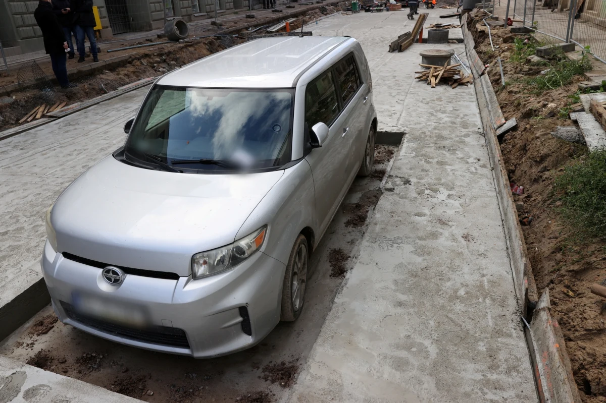 Trwa medialne pięć minut toyoty, którą drogowcy "zabetonowali" w weekend na ul. Legionów w Łodzi. Chociaż samochód zniknął z remontowanej ulicy to trwają poszukiwania jego właściciela. Niefrasobliwemu kierowcy grozi zaskakująco niski mandat.