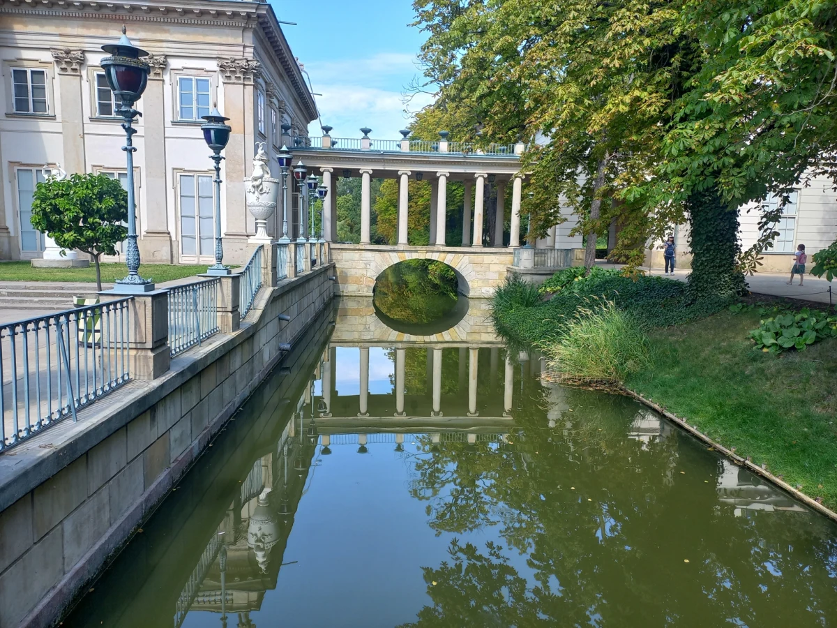 Ruch turystyczny w Warszawie powoli wraca do stanu sprzed pandemii koronawirusa. W 2022 roku stolicę odwiedziło ponad 9 mln turystów, a licząc także tych, którzy przyjechali tylko na jeden dzień - 14,7 mln osób.      