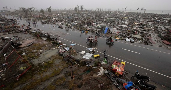Filipińczycy zdawali sobie sprawę, że w ich kierunku zmierza potężny cyklon tropikalny. Media zewsząd trąbiły o nadciągającym zagrożeniu i ostrzegały, że może mieć ono katastrofalne skutki. Jednak to, co wydarzyło się równo 10 lat temu - 7 listopada 2013 roku - przeszło najśmielsze oczekiwania. Supertajfun Haiyan uderzył we wschodnie Filipiny z niespotykaną wówczas siłą, na zawsze zmieniając życie milionów ludzi.