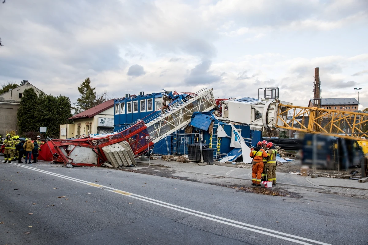 Do katastrofy budowlanej w Wieliczce doszło podczas odbioru technicznego dźwigu. Urządzenie jeszcze nie pracowało, było sprawdzane przed dopuszczeniem do użytkowania - takie są wstępne ustalenia prokuratury.

