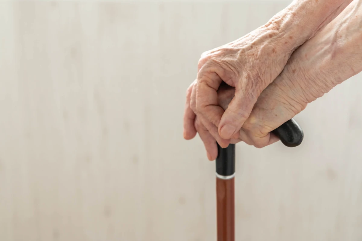 Policjanci z Jarosławia dostali nad ranem sygnał, że po jednej z ulic miasta błąka się 79-latka. Seniorka była jedynie w koszuli nocnej i kapciach. Funkcjonariuszom udało się ustalić jej adres zamieszkania i oddać pod opiekę rodzinie.