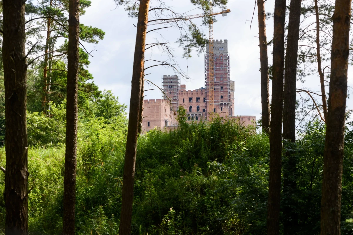 W Sądzie Rejonowym w Obornikach rozpoczął proces oskarżonych o nieprawidłowości przy budowie tzw. zamku w Stobnicy. W sądzie nie stawili się dwaj przedstawiciele inwestora. Pozostali oskarżeni nie przyznali się do winy.