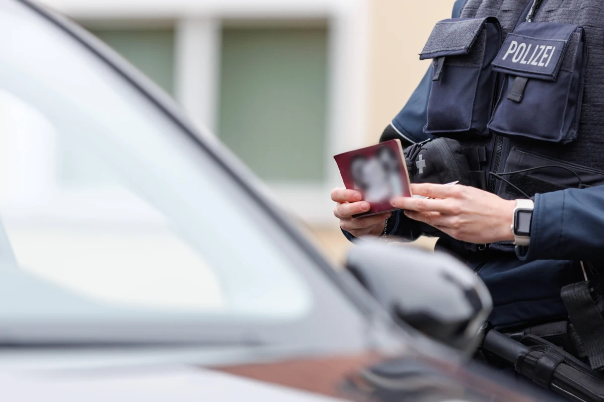 Kontrole na polsko-niemieckiej granicy coraz bardziej dają się we znaki branży transportowej. Kontrole stacjonarne miały być prowadzone do 15 listopada, ale niemiecki rząd w porozumieniu z władzami landów chce je przedłużyć bezterminowo. To duży cios w sektor przewozowy.