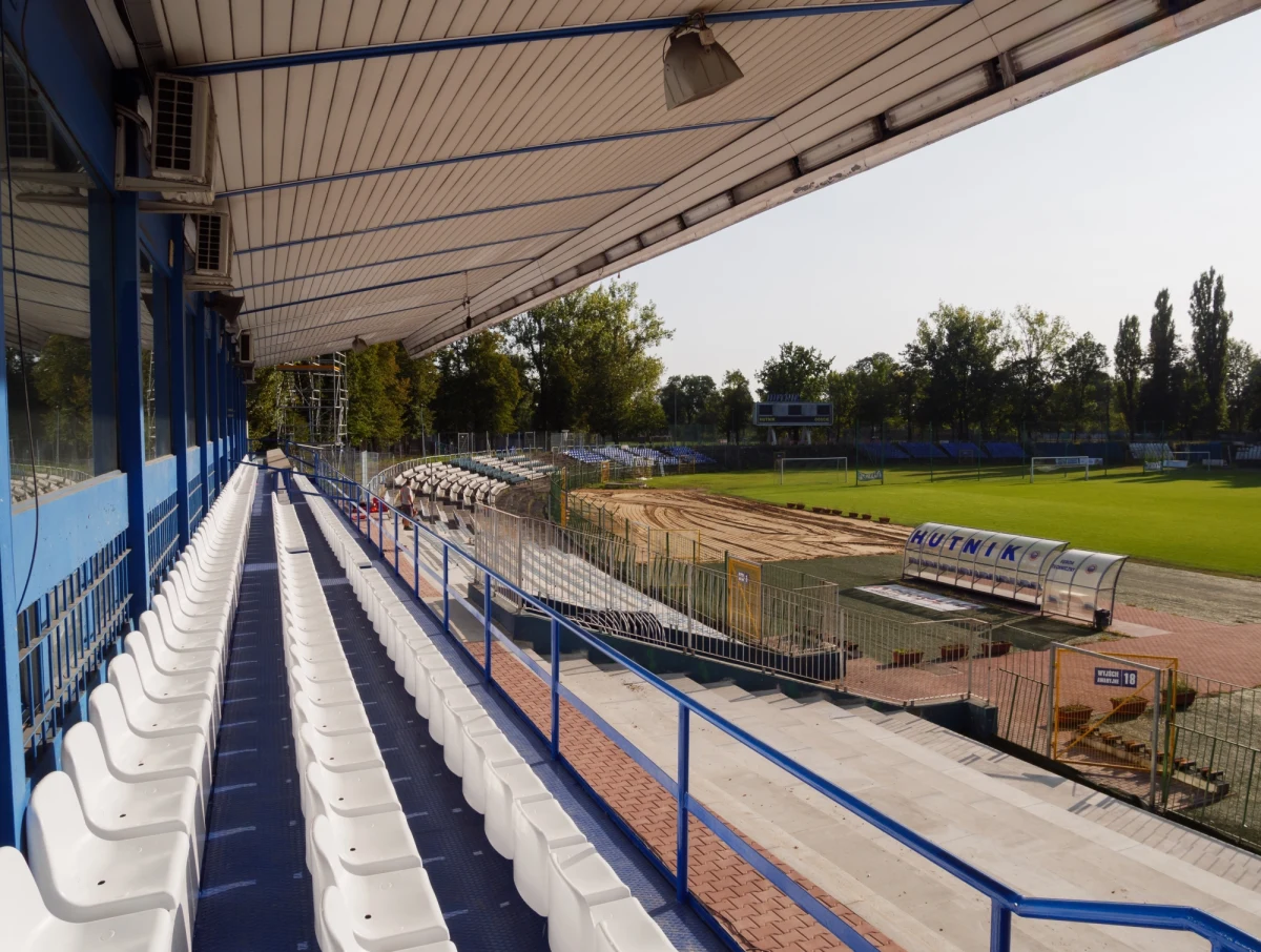 Po dwóch ostatnich meczach, w których Hutnik przegrał w kuriozalnych okolicznościach, władze klubu podjęły radykalne kroki. Surowe konsekwencje poniosło dwóch środkowych obrońców zespołu. Jeden z nich już nie zagra w barwach Hutnika.