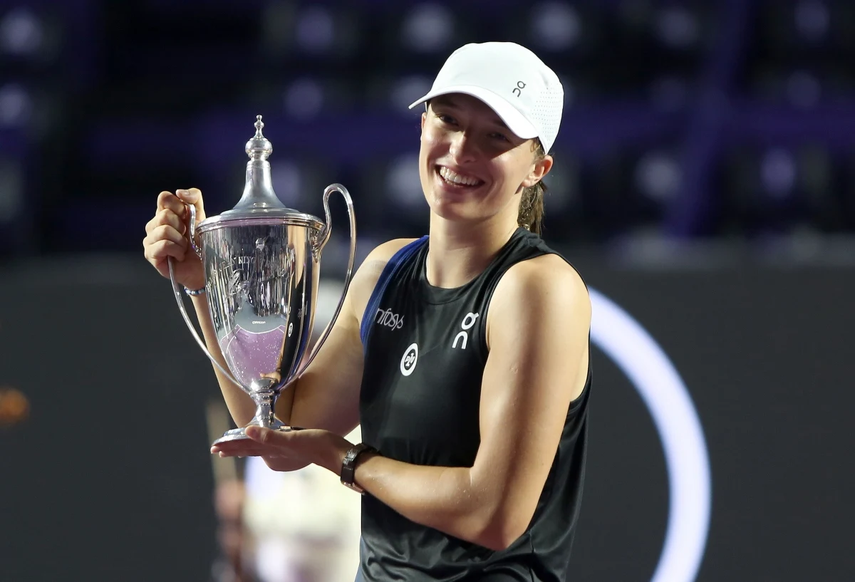 Iga Świątek w niesamowitym stylu zwycięża WTA Finals. Polka w finałowym meczu pokonała Jessicę Pegulę 6:1 i 6:0, dzięki czemu znowu wraca na szczyt rankingu. "W finale nie było żadnego widowiska, to było granie jednostronne, ale nie jest to zmartwienie Świątek" - mówi na antenie internetowego Radia RMF24 Marek Furjan, komentator tenisa w Eurosport oraz Canal+ Sport.