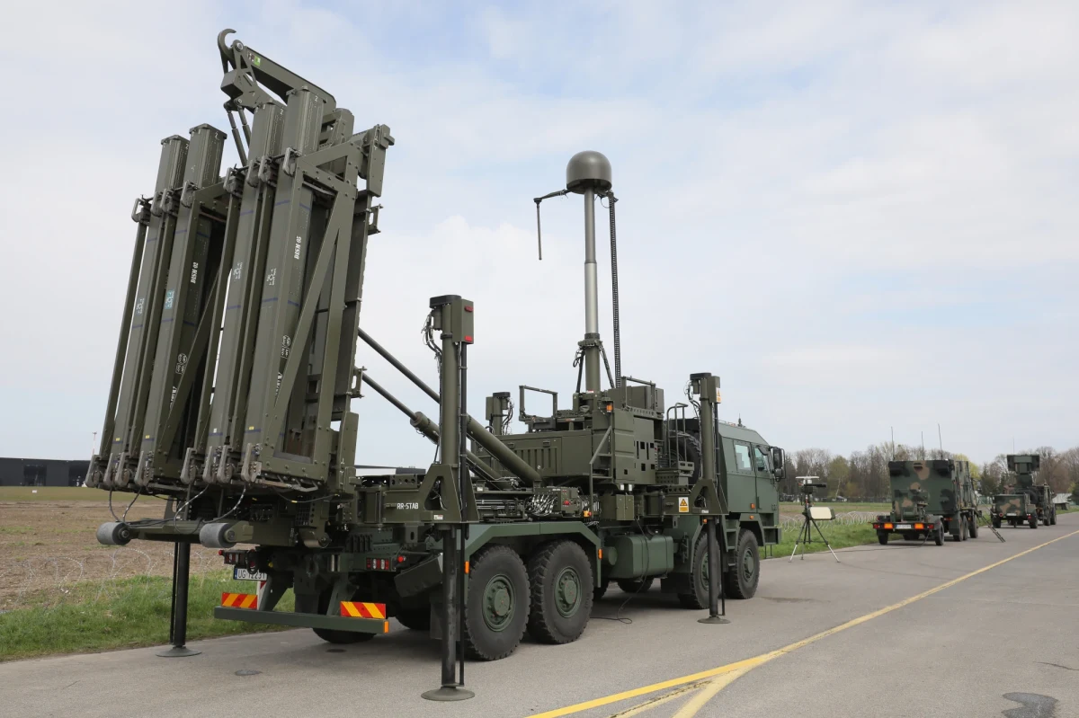 Kontrakt o wartości blisko 5 miliardów dolarów podpisała Polska Grupa Zbrojeniowa i koncern MBDA. Na mocy umowy polska armia otrzyma 1000 rakiet typu CAMM ER oraz ponad 100 wyrzutni.