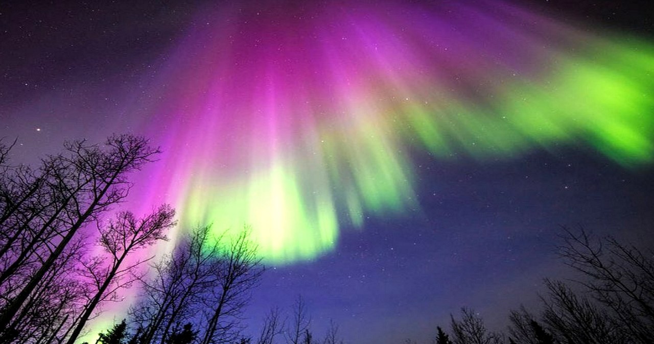 Amerykańska armia uruchomiła anteny w ośrodku HAARP na Alasce i wytworzyła sztuczną zorzę polarną w celach badawczych. Test wywołał falę kontrowersji na całym świecie.