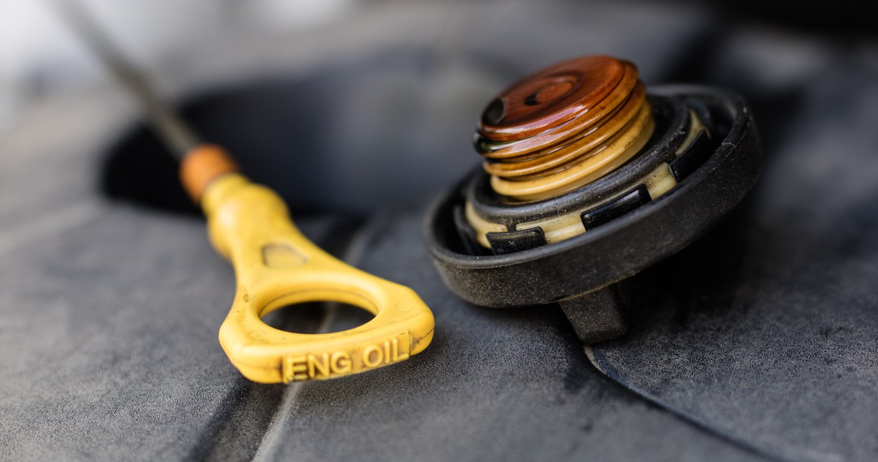 Kierowcy widzą czarny olej i panikują. Mechanik powiedział, o co chodzi