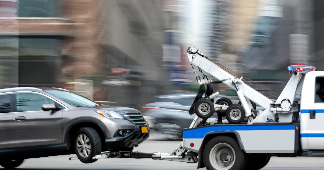 Zasada 3 metrów. Kierowcy "tracą" auta przez parkowanie naprzeciwko bramy