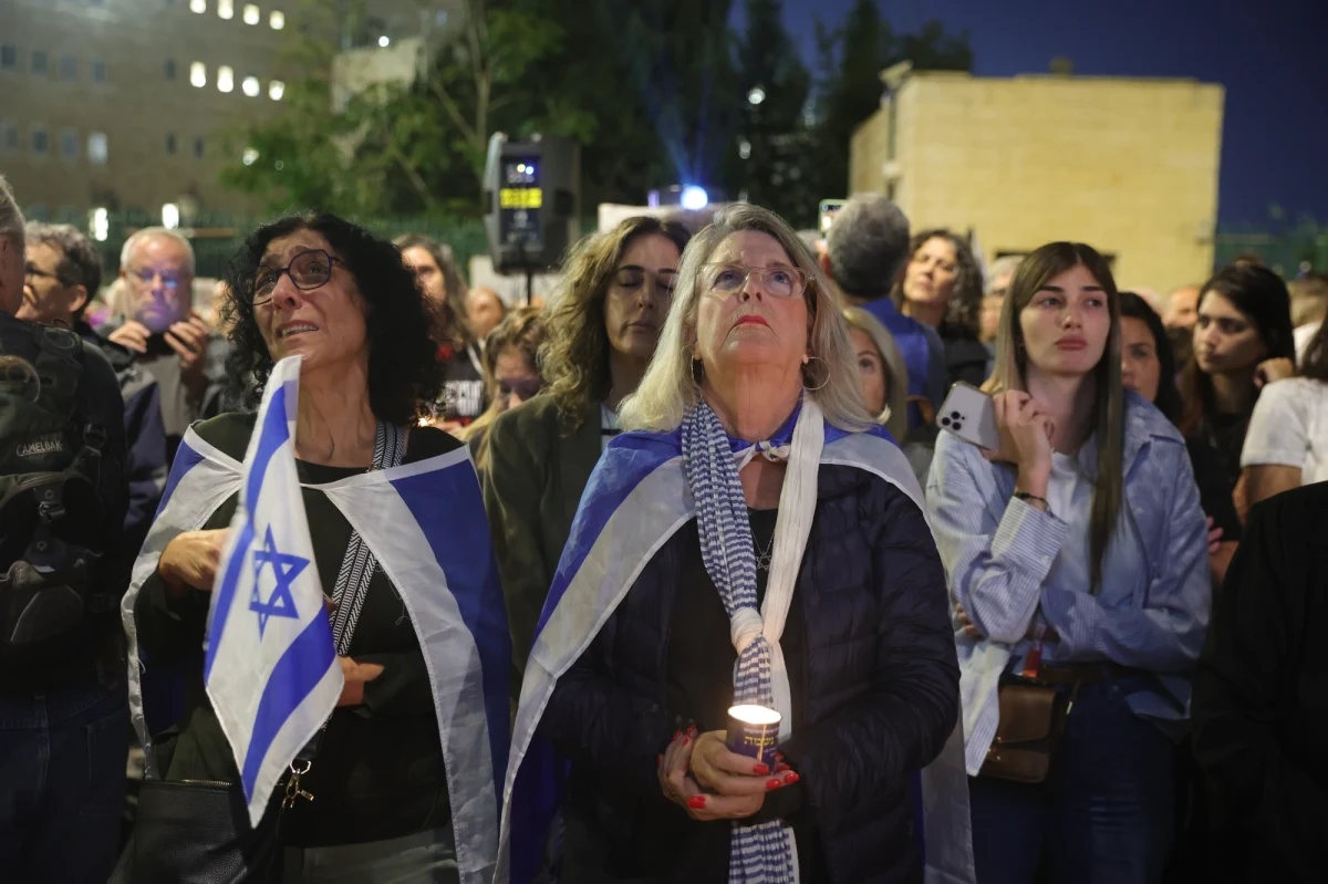 Podczas rozmowy telefonicznej prezydent USA Joe Biden, poprosił premiera Izraela Benjamina Netanjahu o przerwę w walkach w Strefie Gazy. W wydanym oświadczeniu Biały Dom poinformował, że obaj przywódcy omawiali możliwość "taktycznej przerwy", która miałby zostać wprowadzona 
z powodów humanitarnych. 