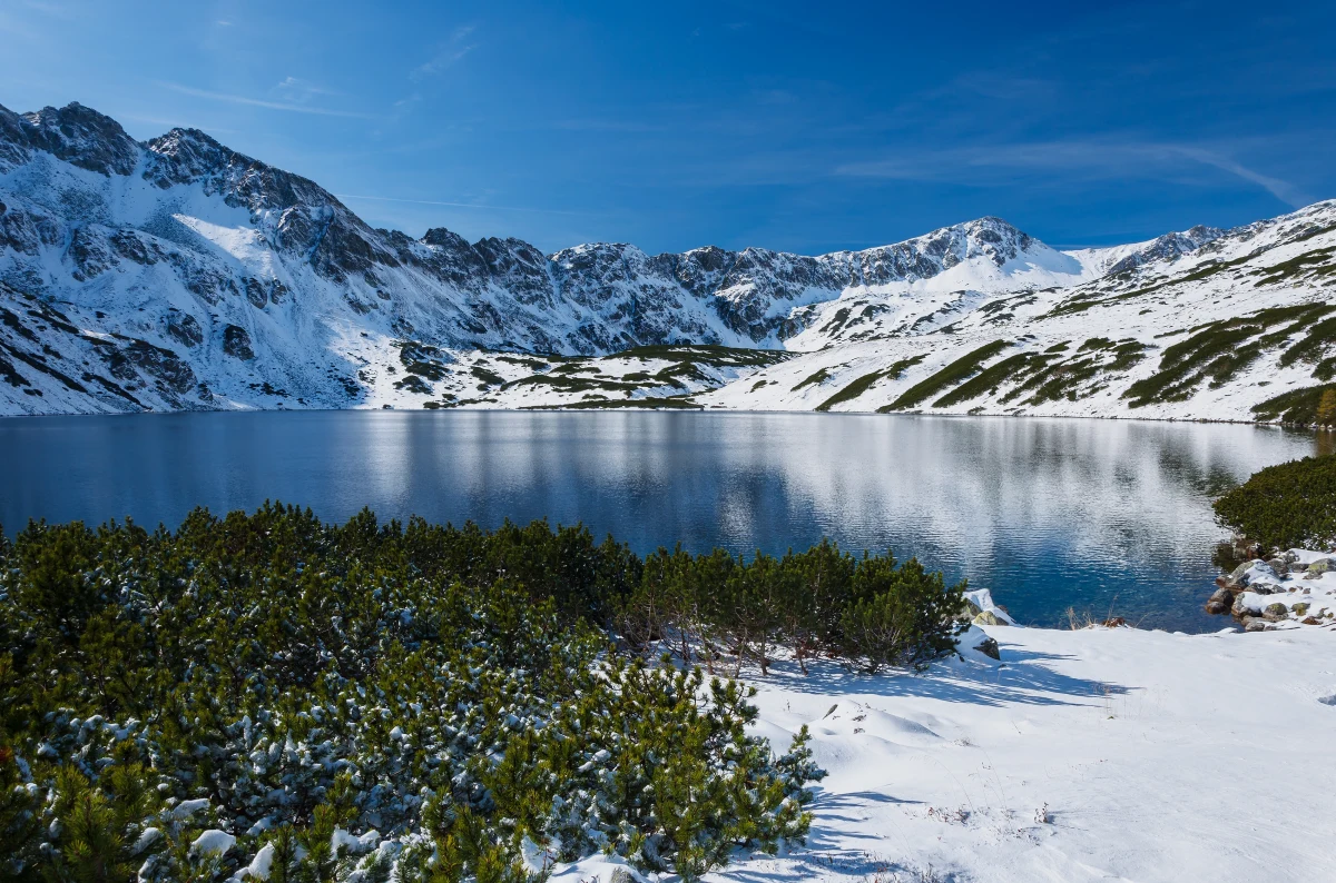 W Tatrach przybywa śniegu. Na Kasprowym Wierchu leży już 13 cm, a w Dolinie Pięciu Stawów Polskich 10 cm białego puchu – informuje w środę IMGW. Od soboty zapowiadane są w Tatrach duże opady śniegu, a temperatura na szczytach spadnie do ok. minus 10 stopni. 