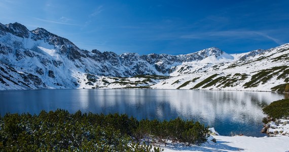 W Tatrach przybywa śniegu. Na Kasprowym Wierchu leży już 13 cm, a w Dolinie Pięciu Stawów Polskich 10 cm białego puchu – informuje w środę IMGW. Od soboty zapowiadane są w Tatrach duże opady śniegu, a temperatura na szczytach spadnie do ok. minus 10 stopni. 