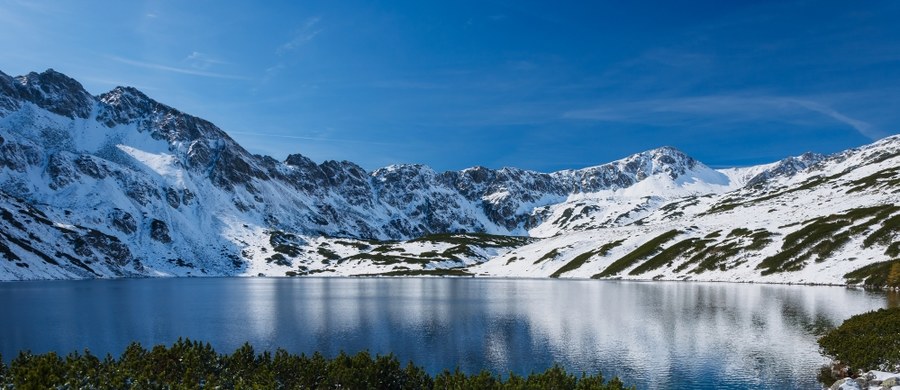 W Tatrach przybywa śniegu. Na Kasprowym Wierchu leży już 13 cm, a w Dolinie Pięciu Stawów Polskich 10 cm białego puchu – informuje w środę IMGW. Od soboty zapowiadane są w Tatrach duże opady śniegu, a temperatura na szczytach spadnie do ok. minus 10 stopni. 