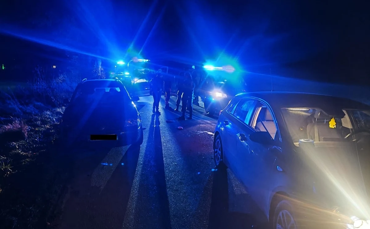 Przez kilkanaście kilometrów policjanci ze Stargardu w Zachodniopomorskim ścigali w nocy kierowcę, który nie zatrzymał się do kontroli drogowej. Okazało się, że za kierownicą siedział 17-latek. Nie miał prawa jazdy i był pijany. Wiózł trzech nastolatków.     