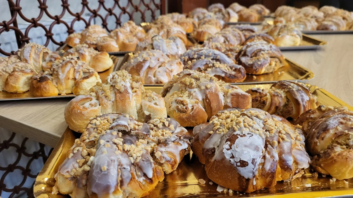 11 listopada ulica Świętego Marcina w Poznaniu obchodzi swoje imieniny. Z tej okazji nie tylko poznaniacy i Wielkopolanie, ale wszyscy w całej Polsce będą smakować się w rogalach świętomarcińskich. Choć te oryginalne, certyfikowane dostępne są tylko w wybranych cukierniach w Poznaniu, każdy z nas może przygotować ten przysmak w domu. Przepis znajdziecie poniżej. Ale uwaga: każdy jeden to prawdziwa bomba kaloryczna!