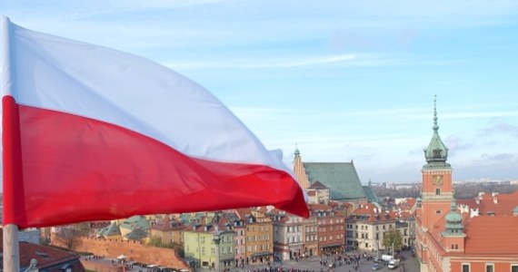 Już w sobotę 11 listopada obchodzić będziemy 105. rocznicę odzyskania przez Polskę niepodległości. Ten dzień, jak żaden inny, jest okazją do odśpiewania polskiego hymnu. Przed świętem niepodległości zapraszamy Was na powtórkę z Mazurka Dąbrowskiego. Przypominamy nie tylko historię najważniejszego polskiego utworu, przygotowaliśmy też słowa hymnu w wersji do pobrania i druku.