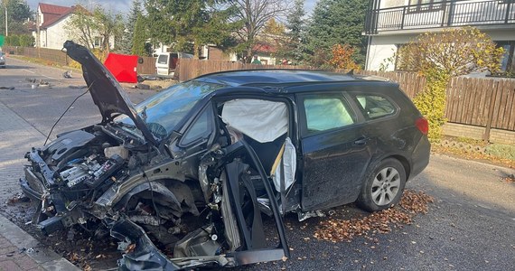 Tragiczny wypadek w województwie świętokrzyskim! W Mąchocicach Kapitulnych kierowca potrącił 15-latkę, a później zderzył się z autem jadącym z naprzeciwka. Jedna osoba zginęła. 