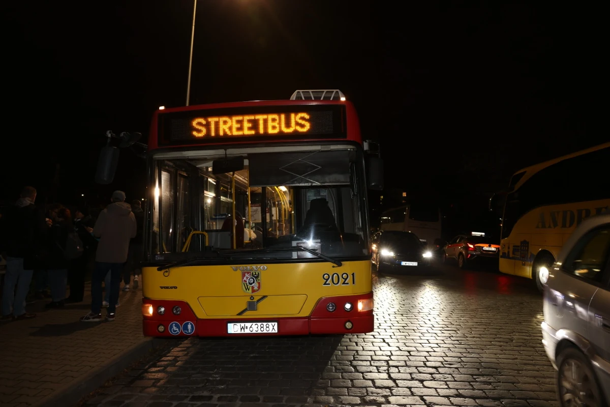 Na ulicach Wrocławia znowu można spotkać Streetbusa. To projekt, który w sezonie jesienno-zimowym uzupełnia istniejący system wsparcia dla osób w kryzysie bezdomności. W sumie od początku funkcjonowania, pojazd przejechał niemal 30 tysięcy kilometrów, a do potrzebujących trafiło blisko 100 tysięcy porcji zupy. 