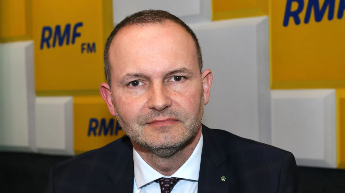 „Włodzimierz Karpiński nie jest osobą skazaną, ma prawo objąć po mnie mandat europosła” – powiedział Krzysztof Hetman w Rozmowie w południe w RMF FM i RMF24. Zdaniem wiceprezesa Polskiego Stronnictwa Ludowego w piątek nie poznamy składu rządu, a jedynie umowę koalicyjną i to, za jakie obszary państwa będą odpowiedzialne poszczególne partie. 
