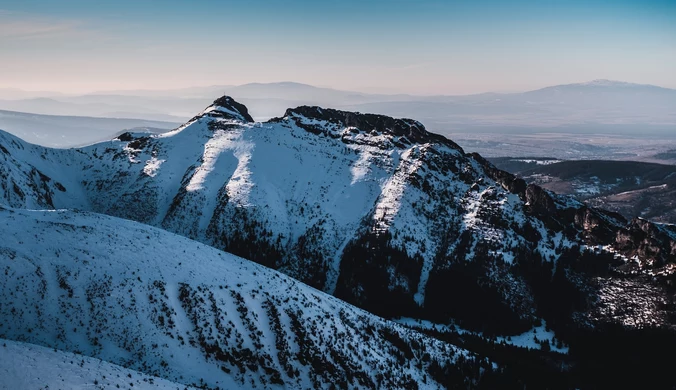 "Śnieg powyżej kolan": Trudne warunki w Tatrach